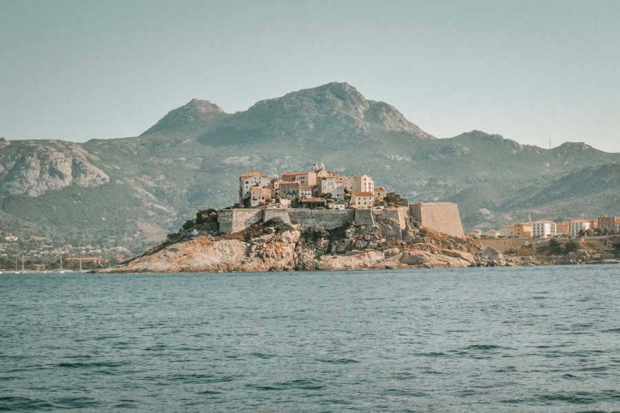 Wandeling over de rand van de haven in Calvi, Corsica - ReiskickDSC_3465