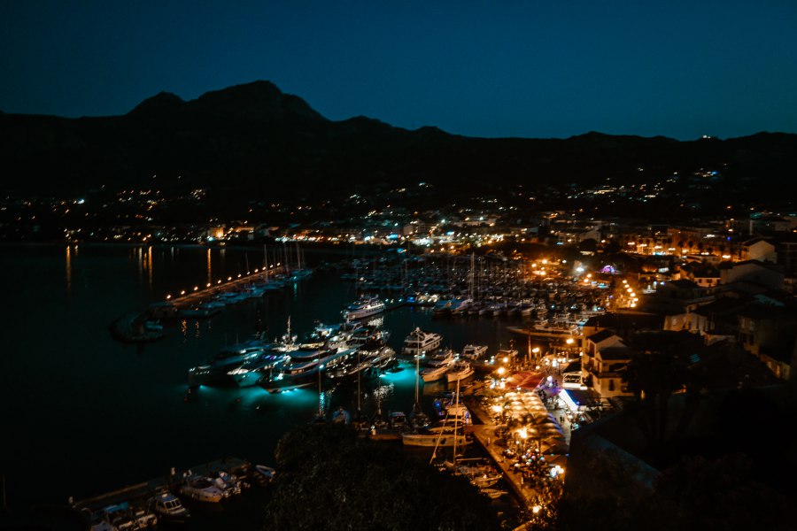 Nachtfoto van Calvi in Corsica - Reiskick