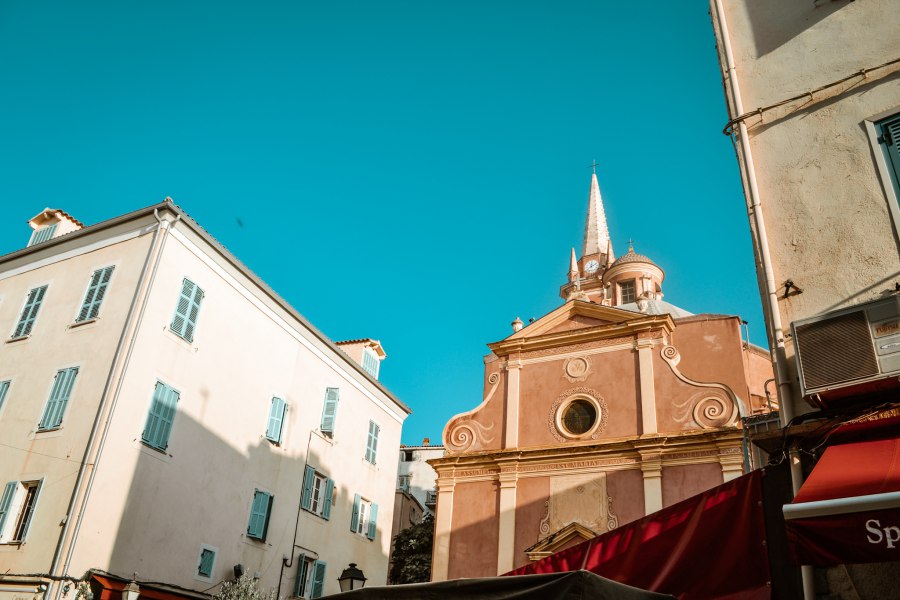 Roze barokstijl kerk genaamd Sainte-Marie-Majeure in Calvi - Reiskick