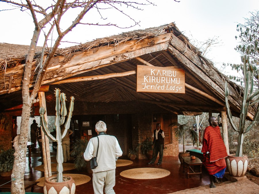 Houtsnijwerk in Lake Manyara - Reiskick