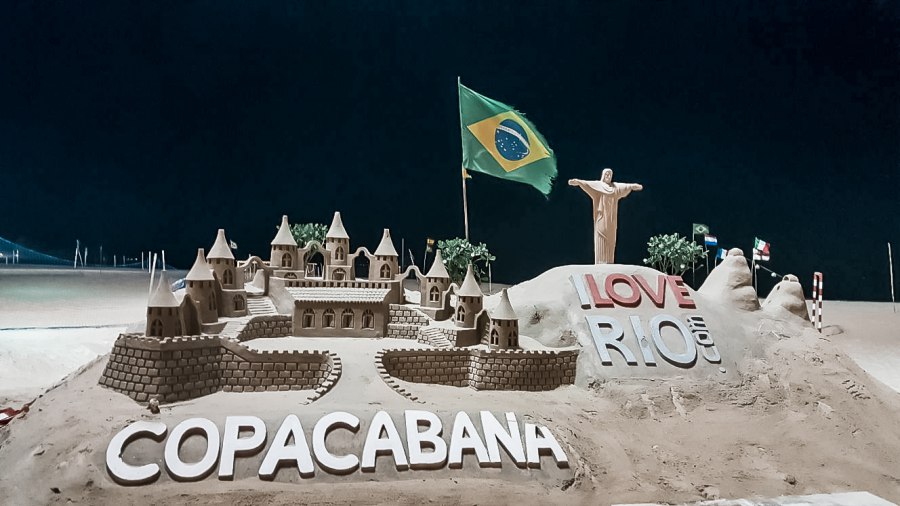 Reiskick Rio zandsculptuur