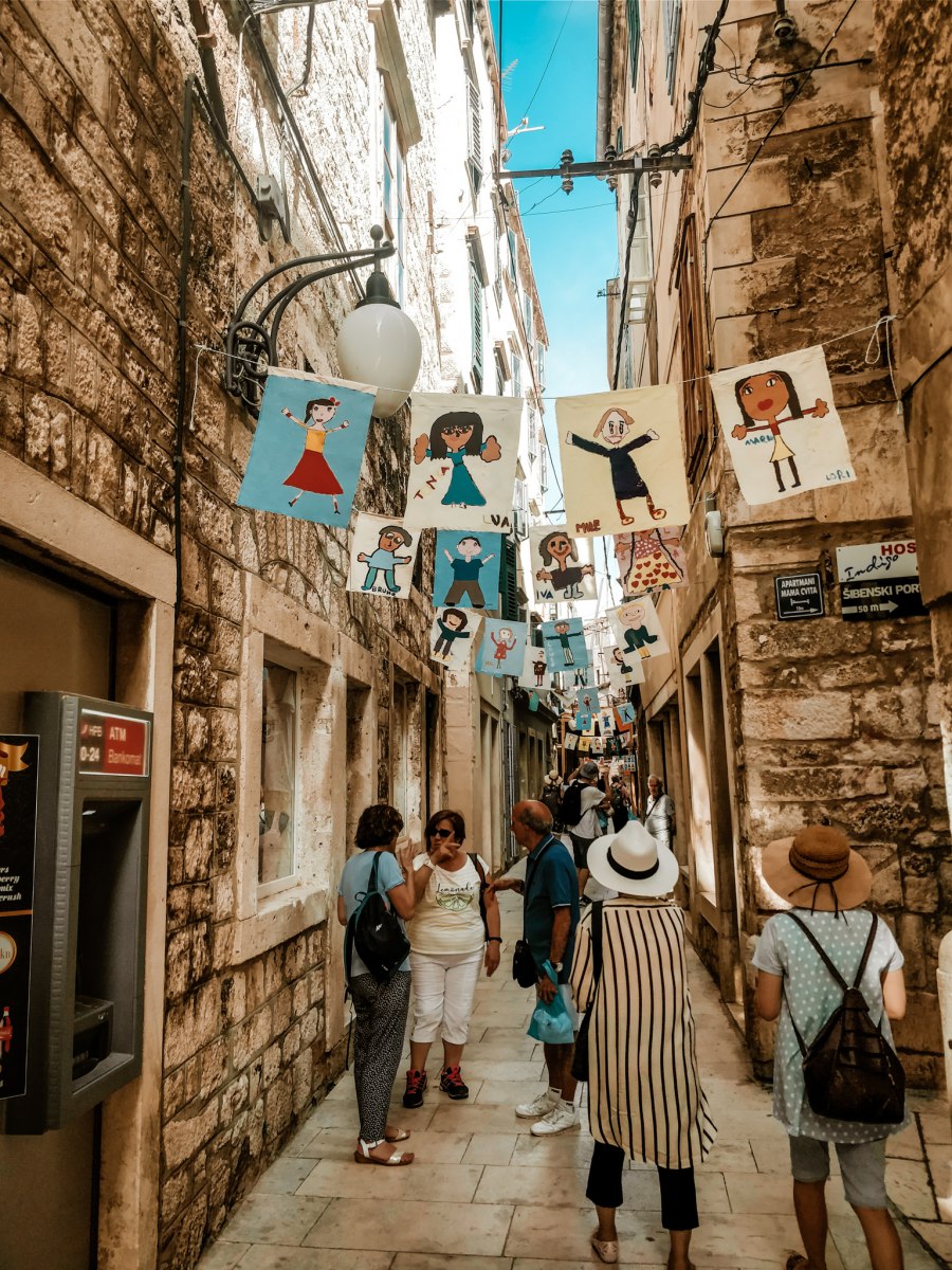 Slenter door de nauwe steegjes van Sibenik - Reiskick